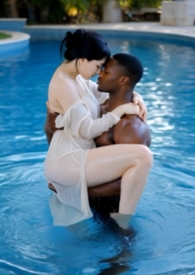 闷热网咖到泳池精液浴：高挑雪白辣妹被黑人兄弟轮番占有